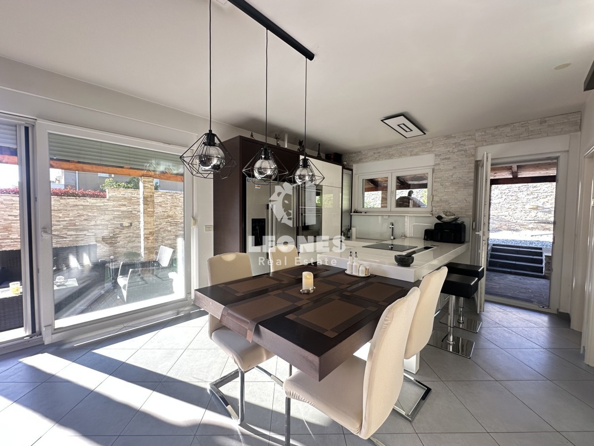 Una simpatica casa con un meraviglioso cortile nei dintorni di Kaštela