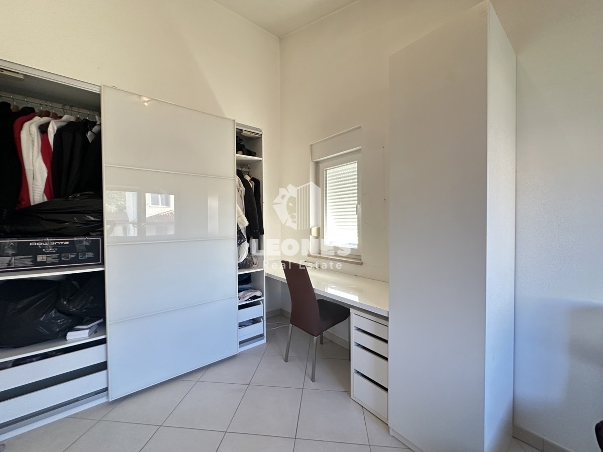 Una simpatica casa con un meraviglioso cortile nei dintorni di Kaštela