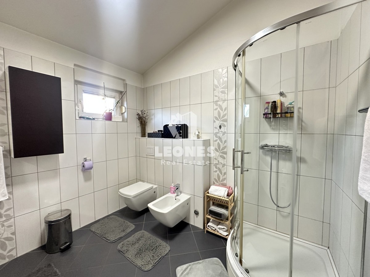 Una simpatica casa con un meraviglioso cortile nei dintorni di Kaštela