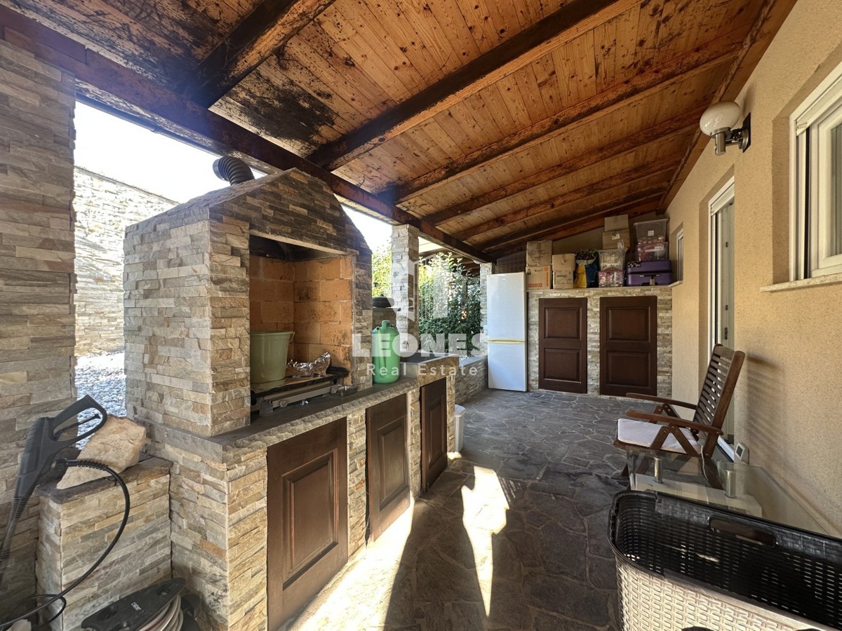 Una simpatica casa con un meraviglioso cortile nei dintorni di Kaštela