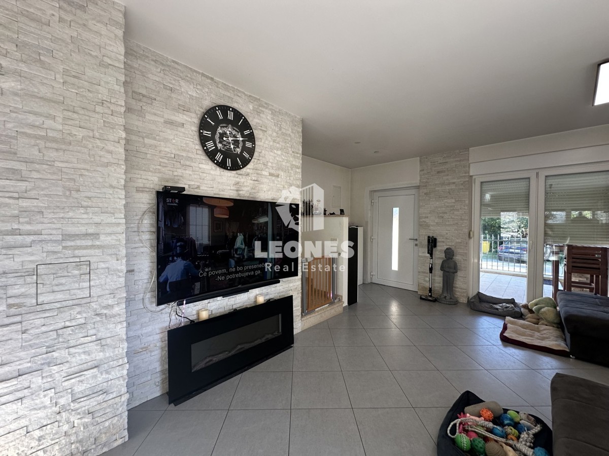 Una simpatica casa con un meraviglioso cortile nei dintorni di Kaštela