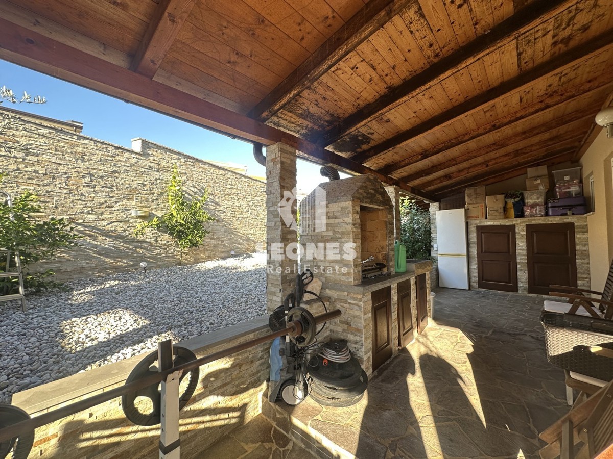 Una simpatica casa con un meraviglioso cortile nei dintorni di Kaštela