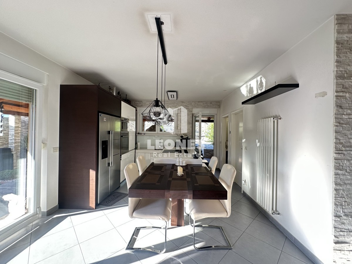 Una simpatica casa con un meraviglioso cortile nei dintorni di Kaštela