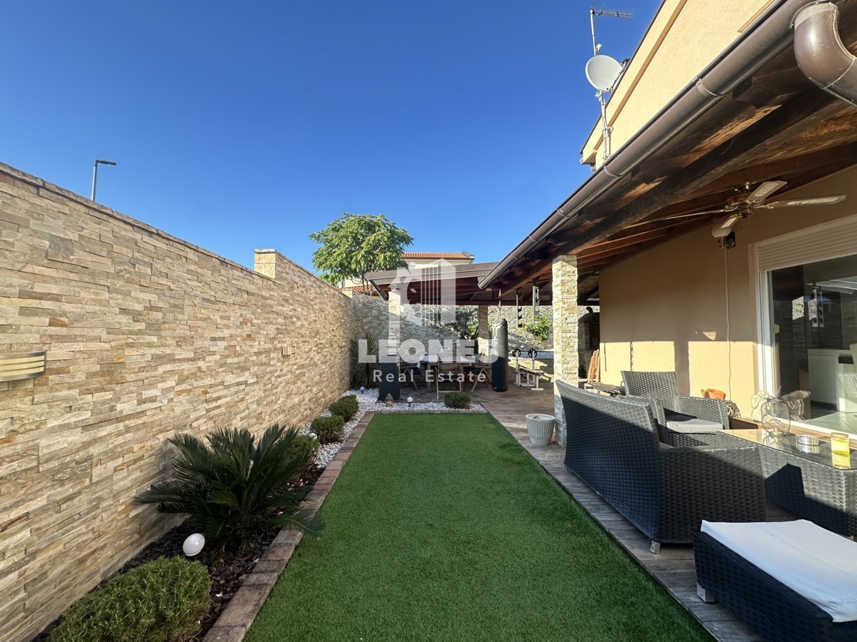 Una simpatica casa con un meraviglioso cortile nei dintorni di Kaštela