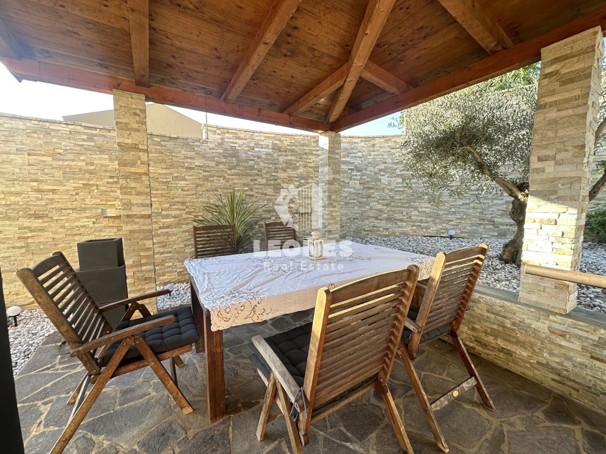 Una simpatica casa con un meraviglioso cortile nei dintorni di Kaštela