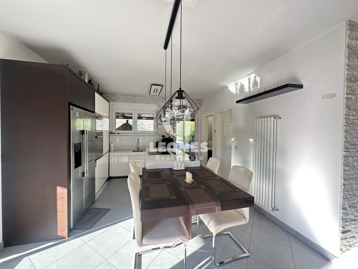 Una simpatica casa con un meraviglioso cortile nei dintorni di Kaštela