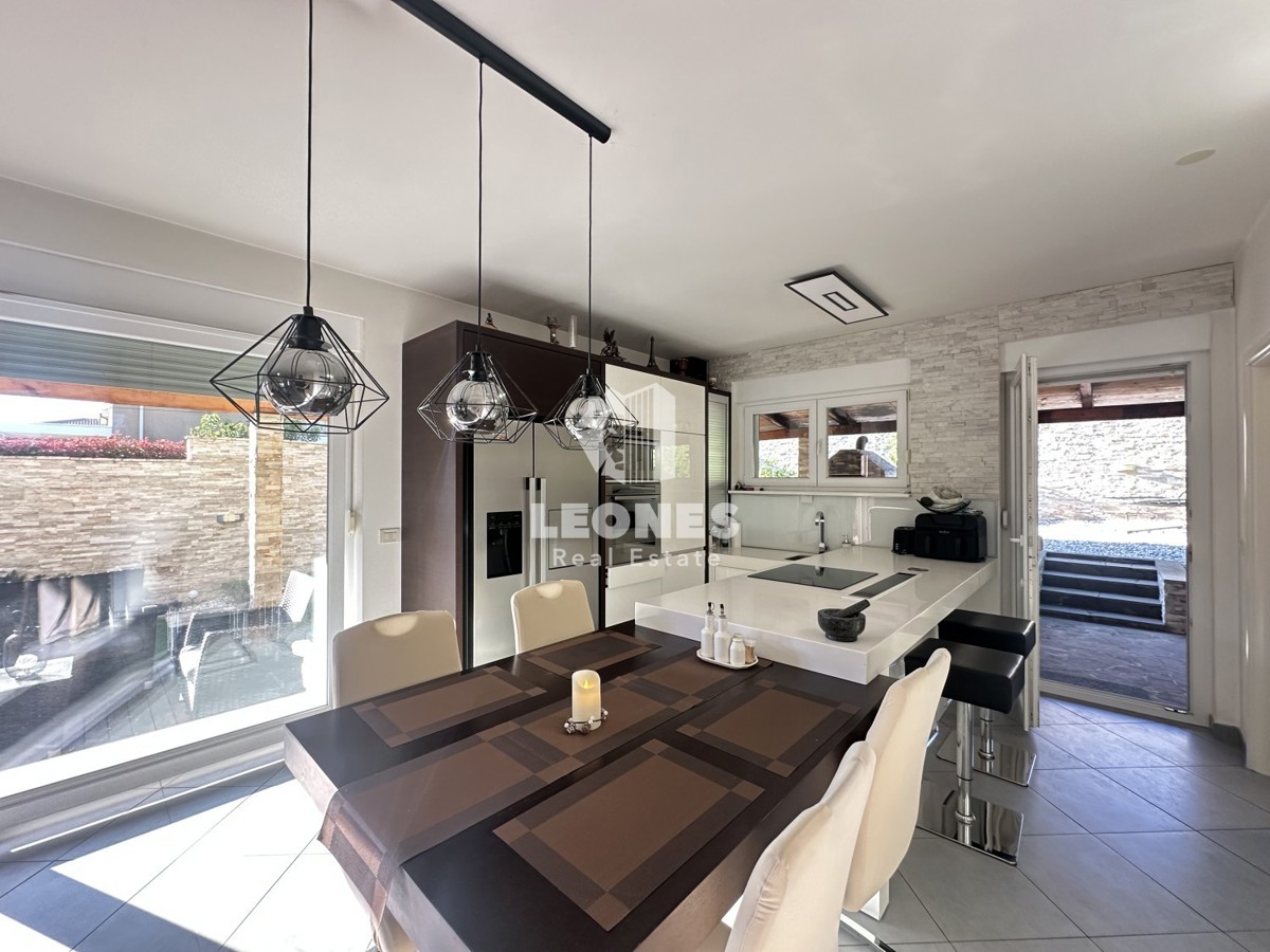 Una simpatica casa con un meraviglioso cortile nei dintorni di Kaštela