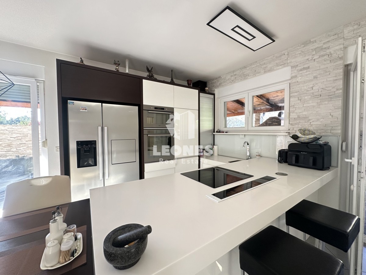 Una simpatica casa con un meraviglioso cortile nei dintorni di Kaštela