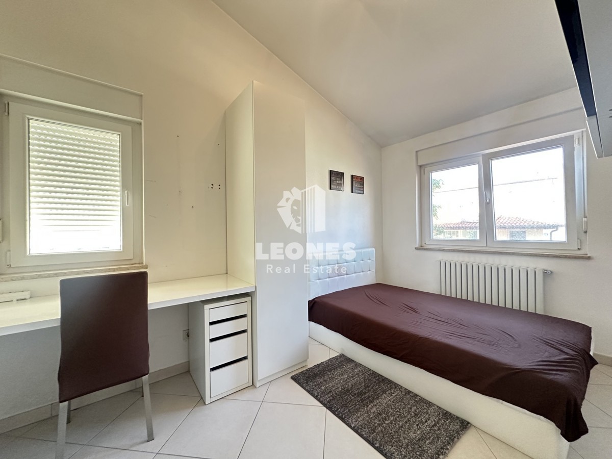 Una simpatica casa con un meraviglioso cortile nei dintorni di Kaštela