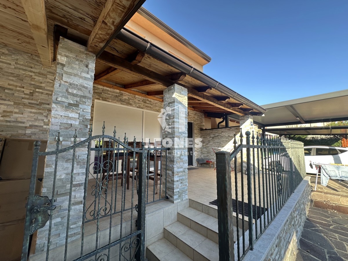 Una simpatica casa con un meraviglioso cortile nei dintorni di Kaštela