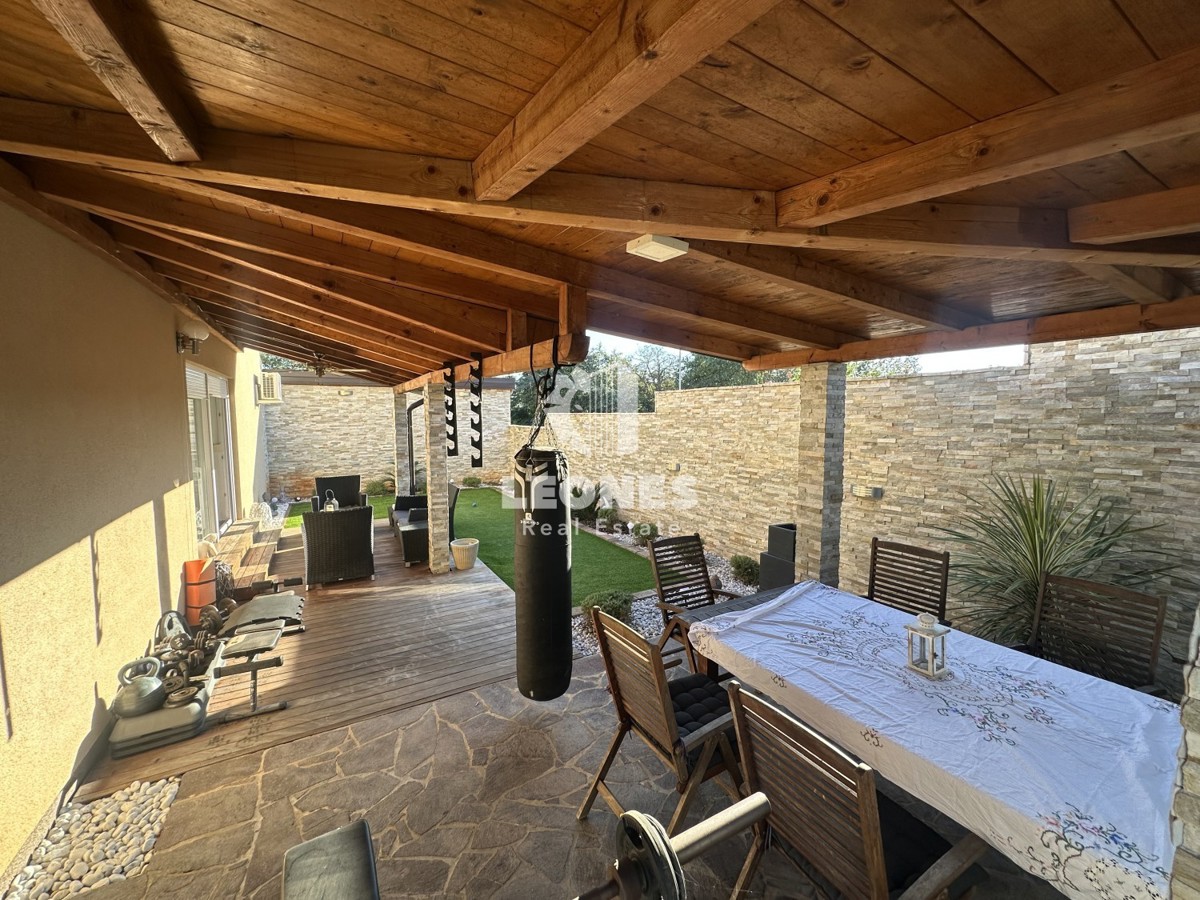 Una simpatica casa con un meraviglioso cortile nei dintorni di Kaštela