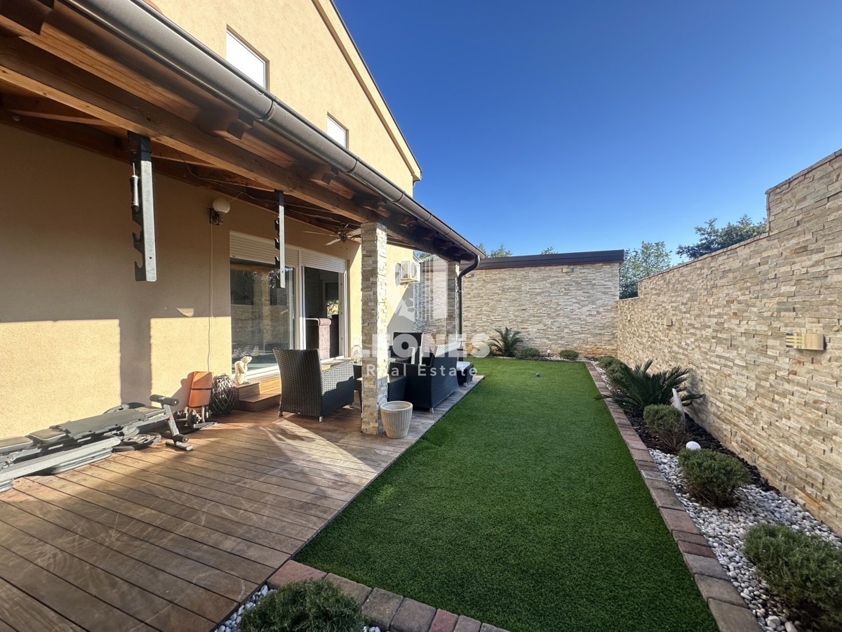 Una simpatica casa con un meraviglioso cortile nei dintorni di Kaštela