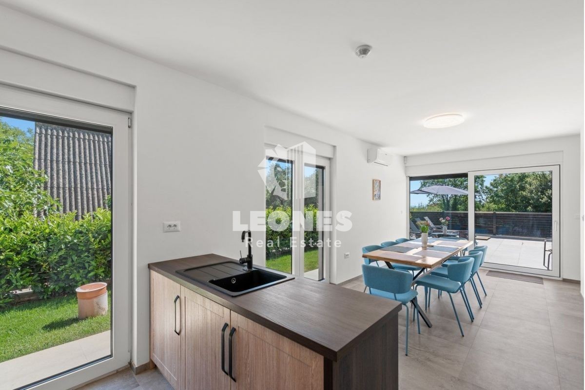 Villa moderna con piscina e vista sul mare a Vabriga, vicino a Poreč - Parenzo