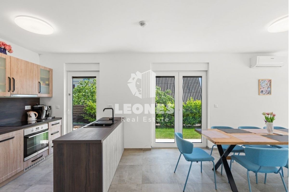 Villa moderna con piscina e vista sul mare a Vabriga, vicino a Poreč - Parenzo