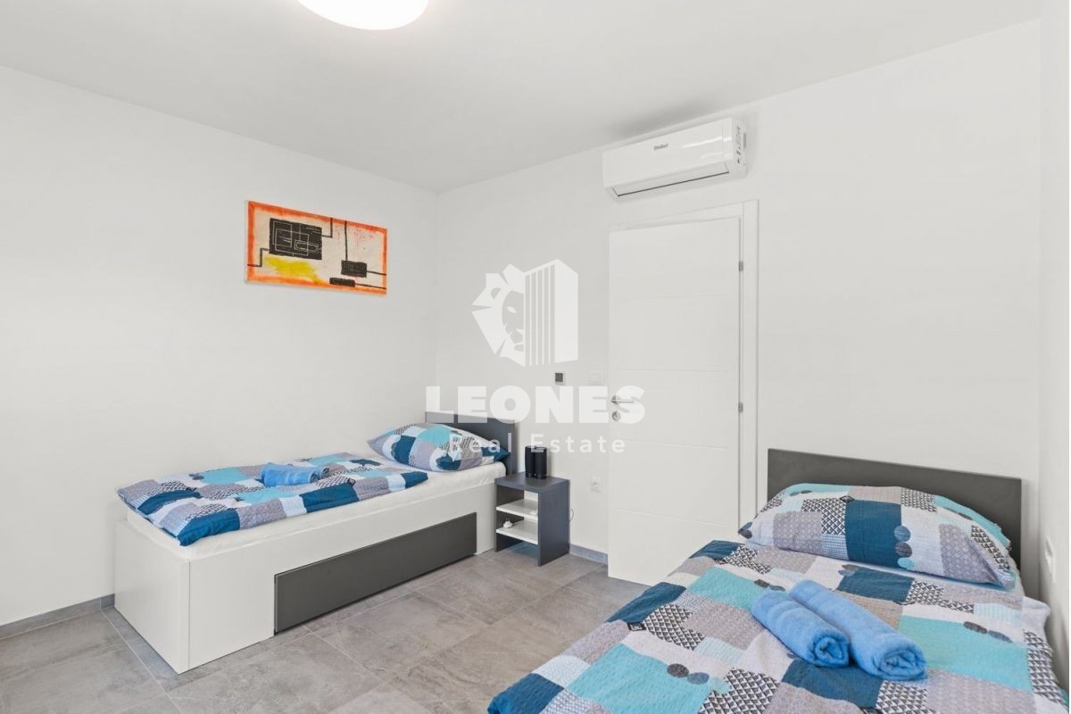 Villa moderna con piscina e vista sul mare a Vabriga, vicino a Poreč - Parenzo