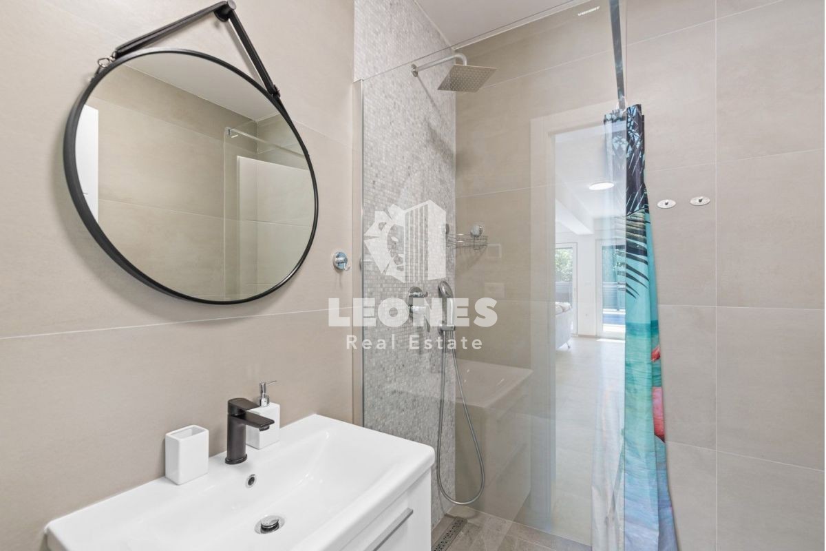 Villa moderna con piscina e vista sul mare a Vabriga, vicino a Poreč - Parenzo