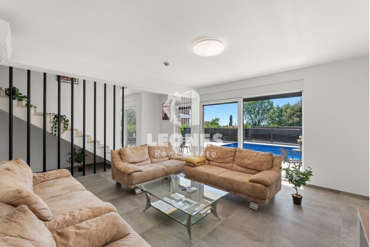 Villa moderna con piscina e vista sul mare a Vabriga, vicino a Poreč - Parenzo