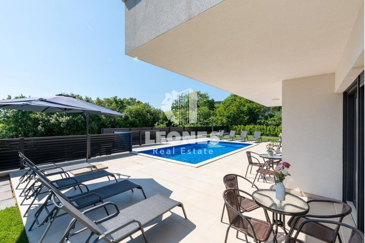 Villa moderna con piscina e vista sul mare a Vabriga, vicino a Poreč - Parenzo
