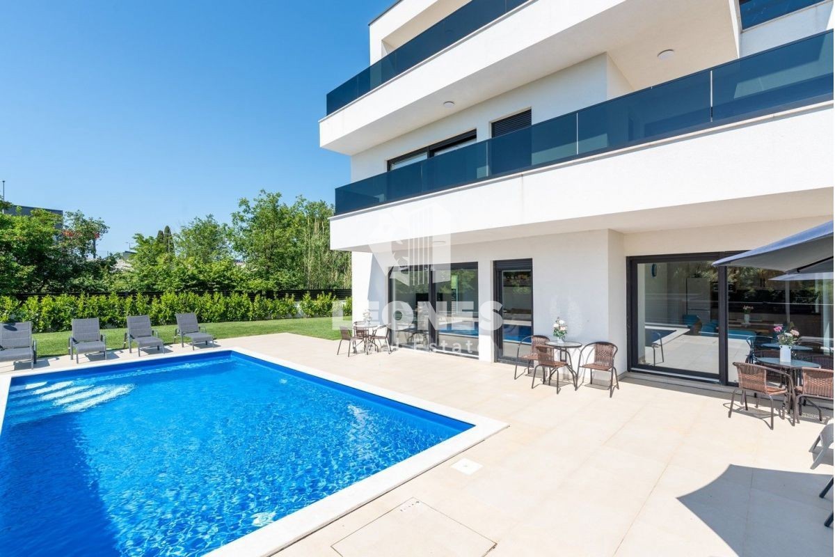 Villa moderna con piscina e vista sul mare a Vabriga, vicino a Poreč - Parenzo