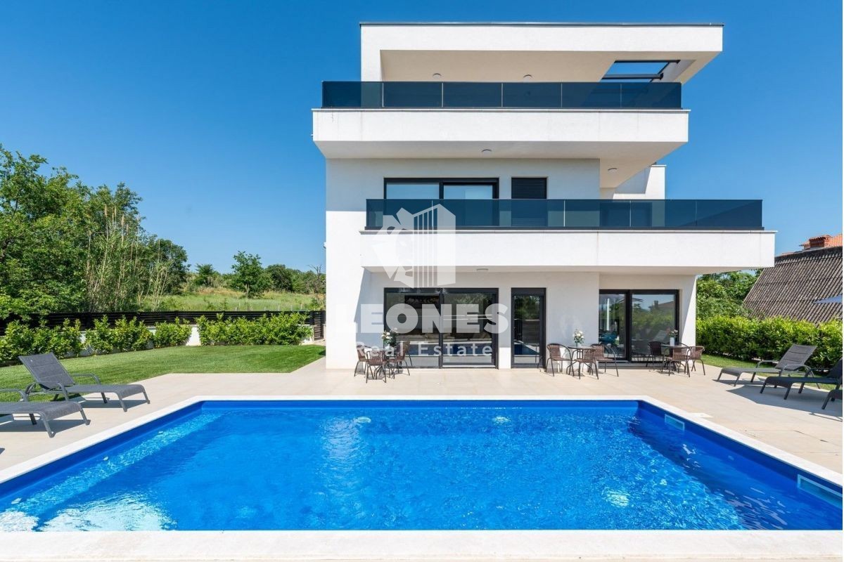 Villa moderna con piscina e vista sul mare a Vabriga, vicino a Poreč - Parenzo