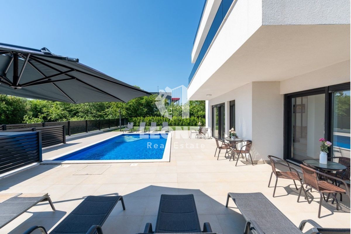 Villa moderna con piscina e vista sul mare a Vabriga, vicino a Poreč - Parenzo