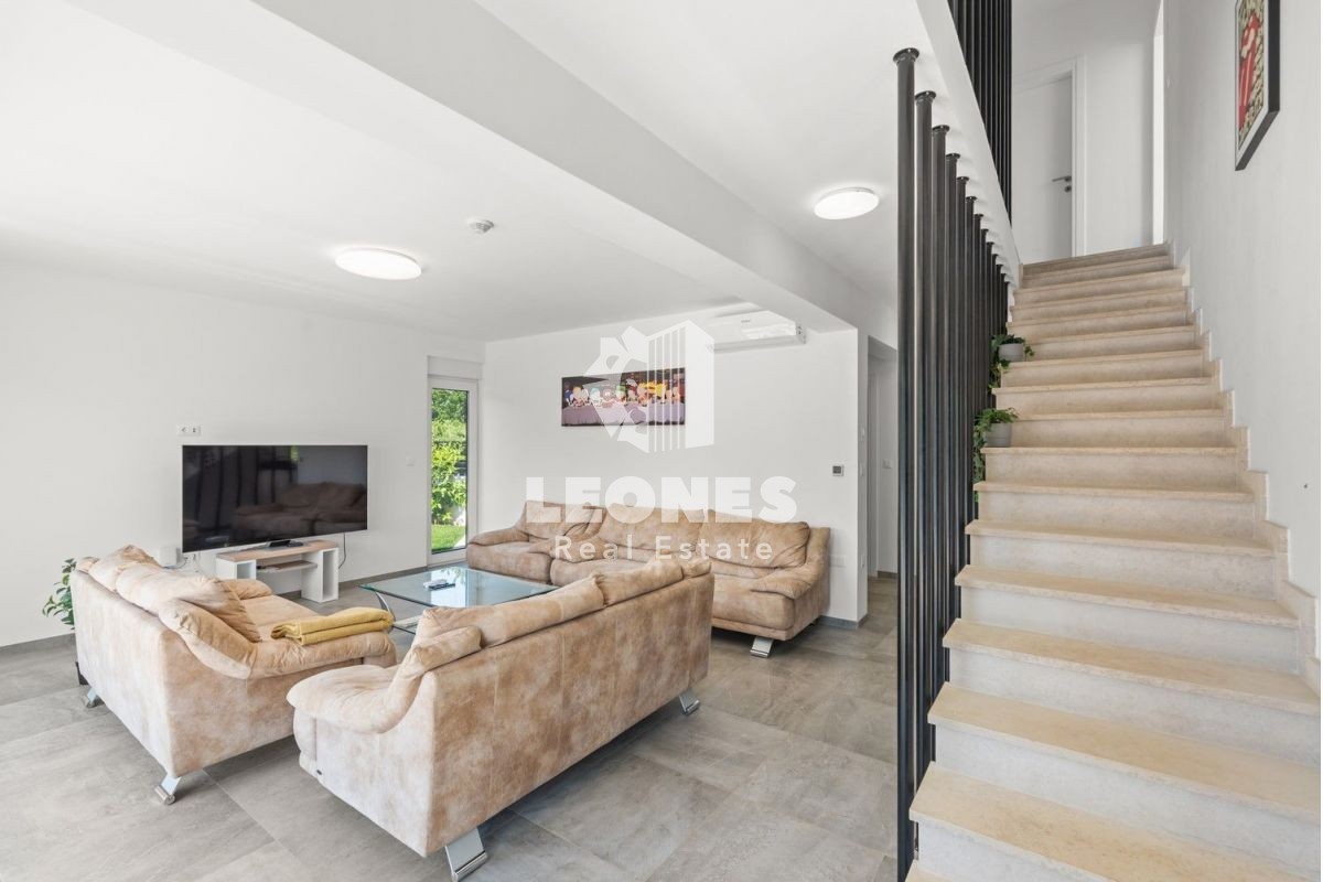 Villa moderna con piscina e vista sul mare a Vabriga, vicino a Poreč - Parenzo