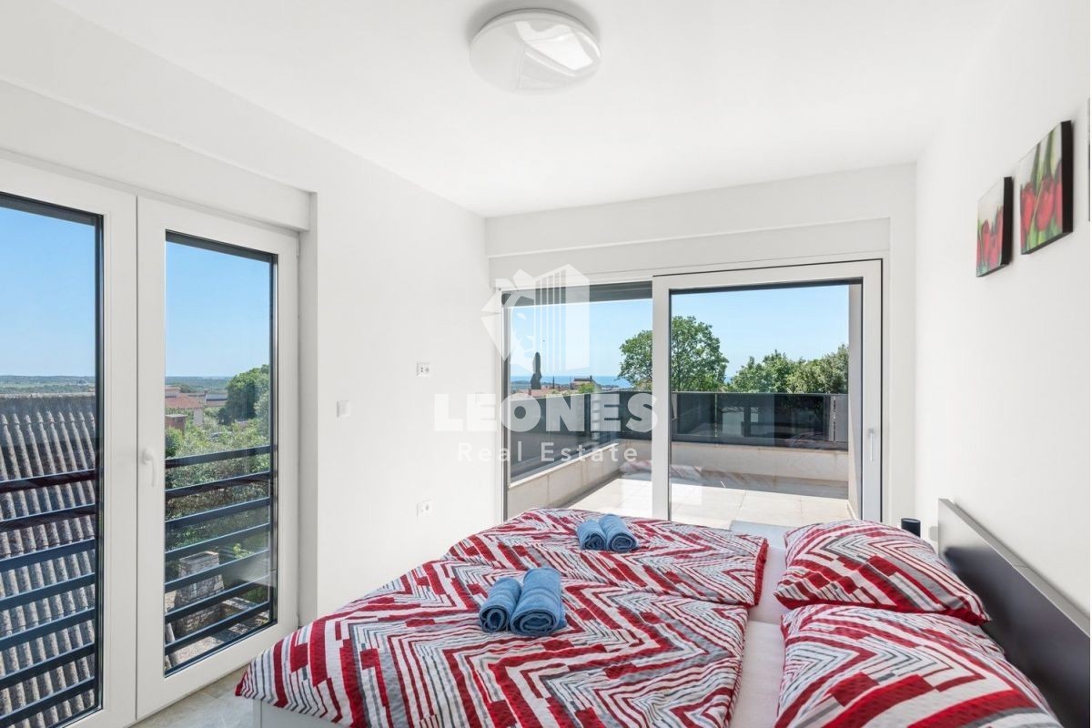 Villa moderna con piscina e vista sul mare a Vabriga, vicino a Poreč - Parenzo