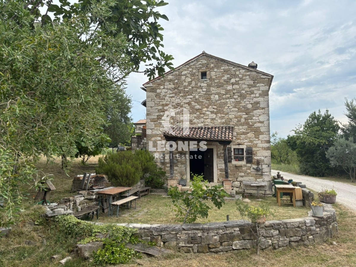 Bellissima casa indipendente in pietra vicino a Buje con vista mare