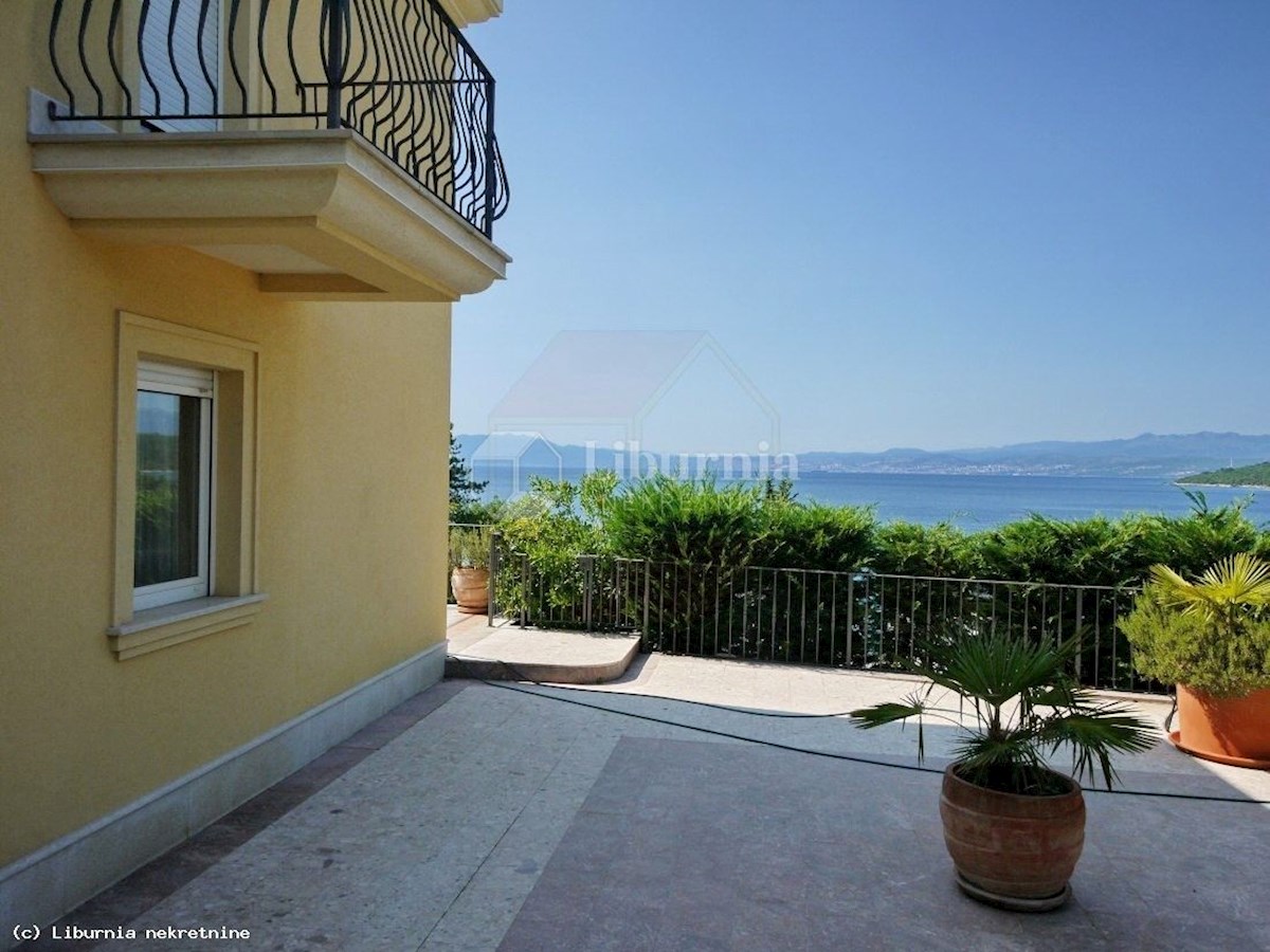 Njivice, casa con vista mare vicino al mare