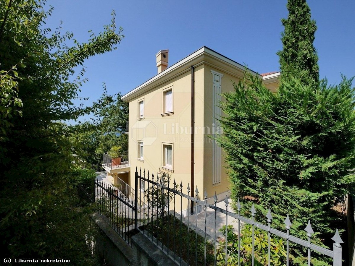 Njivice, casa con vista mare vicino al mare