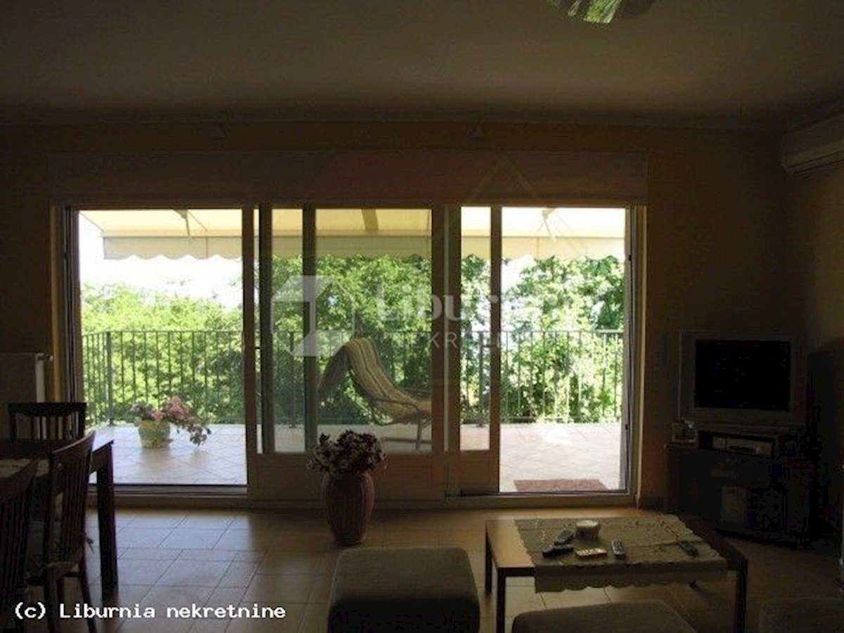Njivice, casa con vista mare vicino al mare
