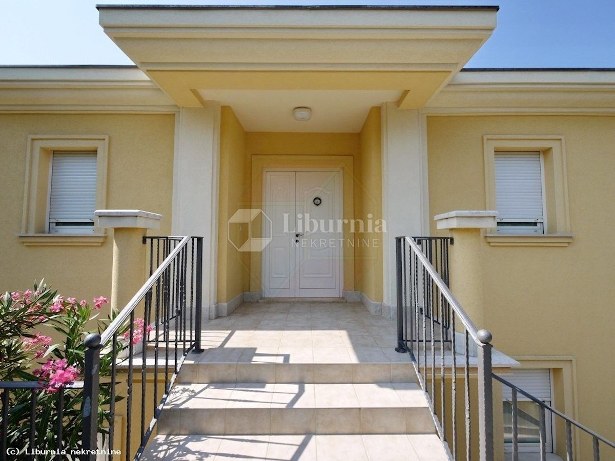 Njivice, casa con vista mare vicino al mare