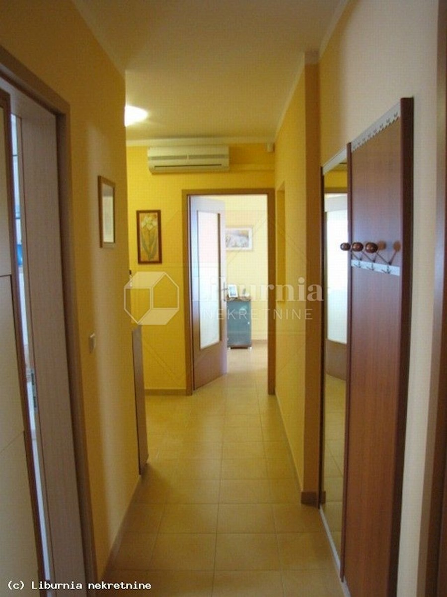 Njivice, casa con vista mare vicino al mare