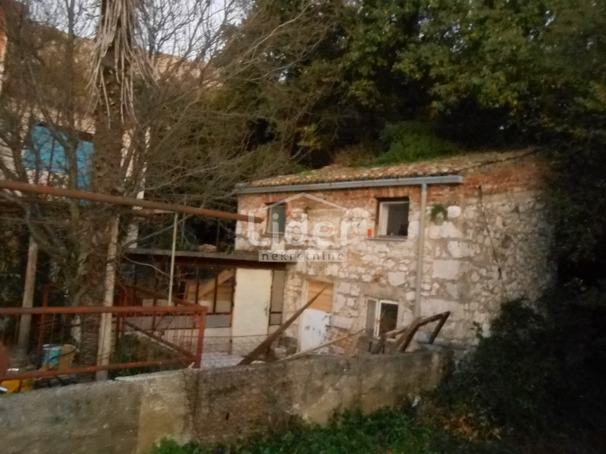 GRIŽANE 2 case in pietra + casetta, ambiente tranquillo