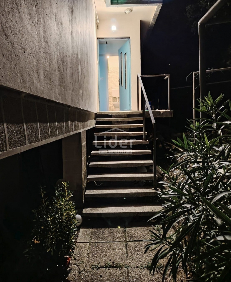 GRIŽANE 2 case in pietra + casetta, ambiente tranquillo