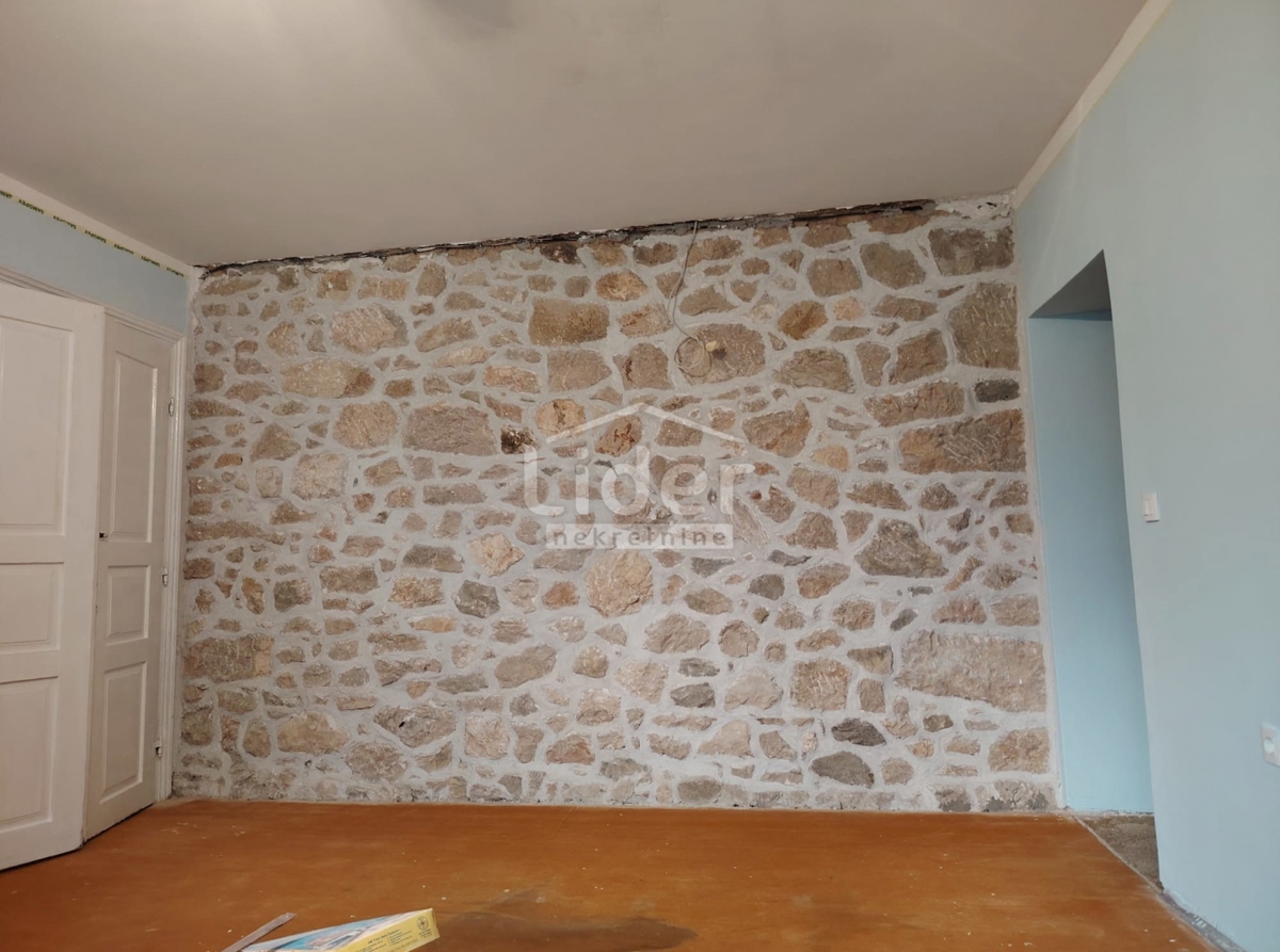 GRIŽANE 2 case in pietra + casetta, ambiente tranquillo