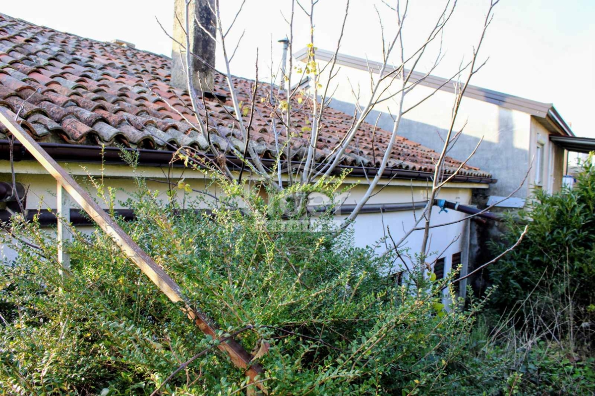 MARČELJI Casa con potenziale interessante e giardino