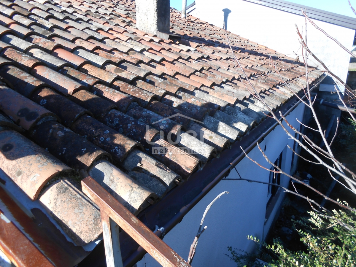 MARČELJI Casa con potenziale interessante e giardino