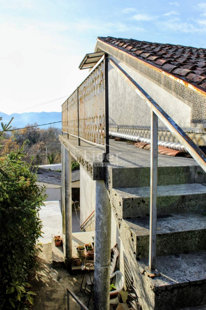 MARČELJI Casa con potenziale interessante e giardino