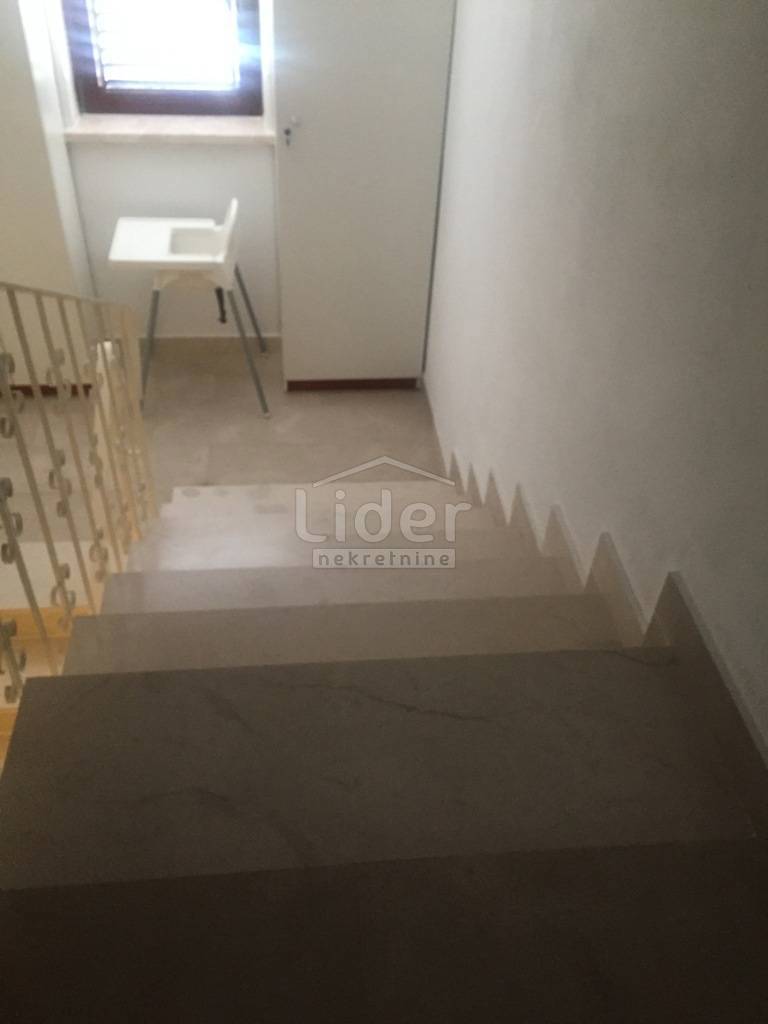 Klenovica, Casa con sette unità abitative, 450m2