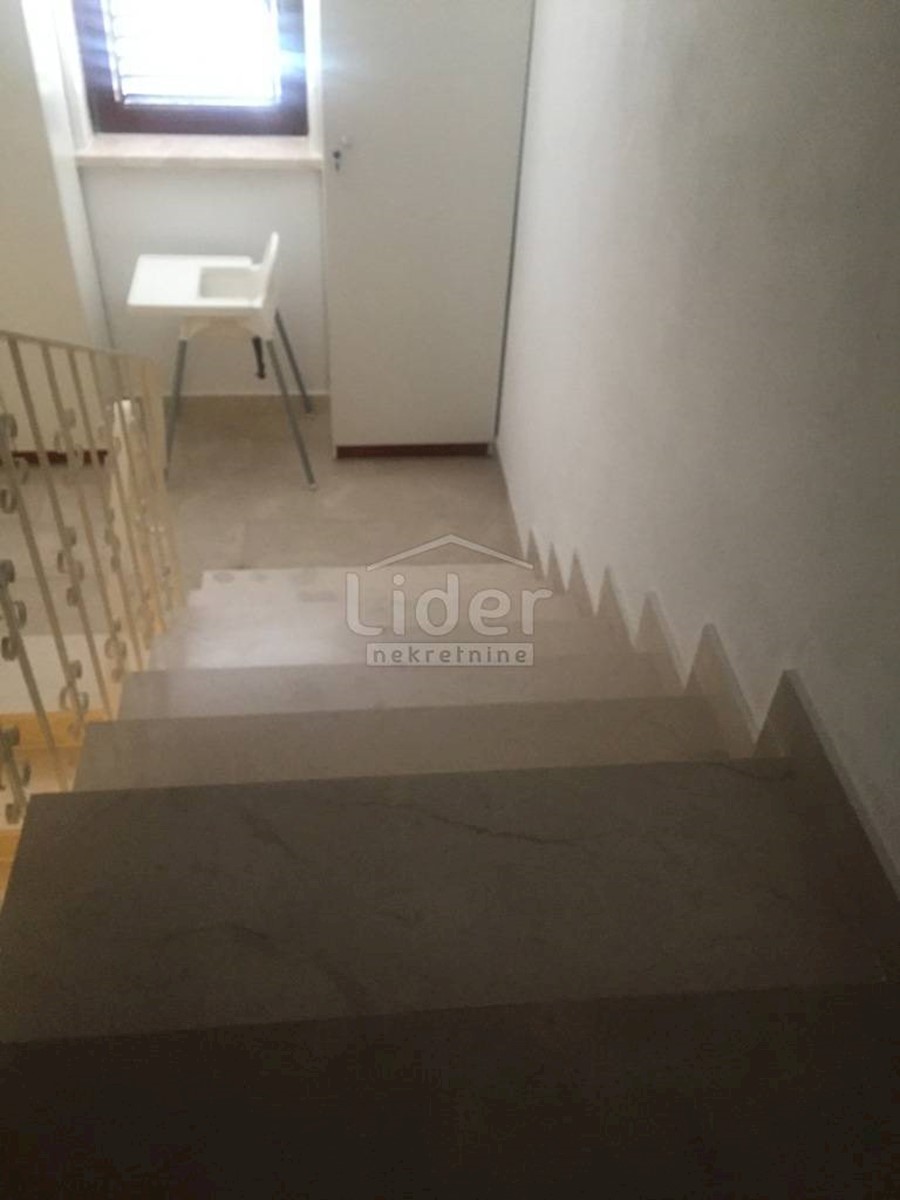 Klenovica, Casa con sette unità abitative, 450m2