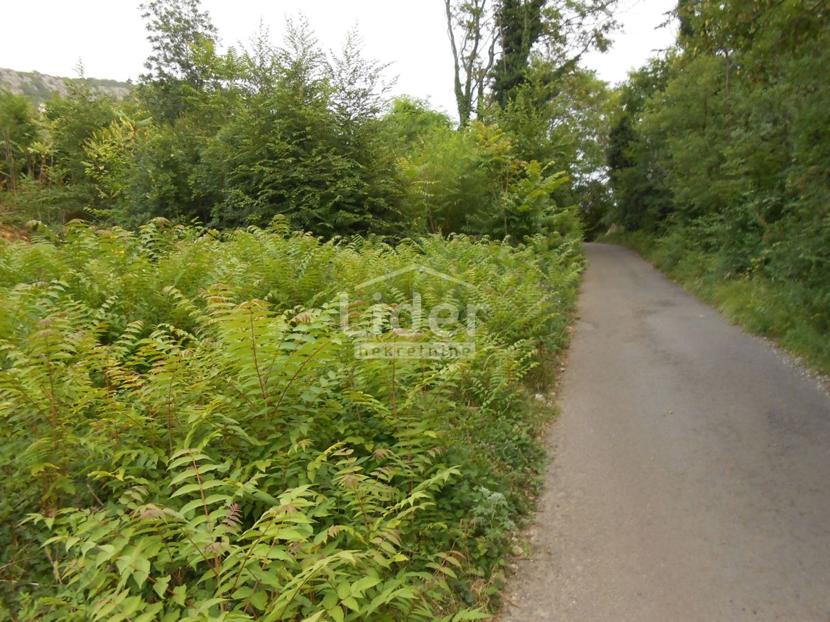 GRIŽANE Terreno edificabile di 680 m2 circondato dalla natura