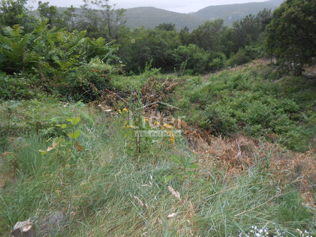 GRIŽANE Terreno edificabile di 680 m2 circondato dalla natura