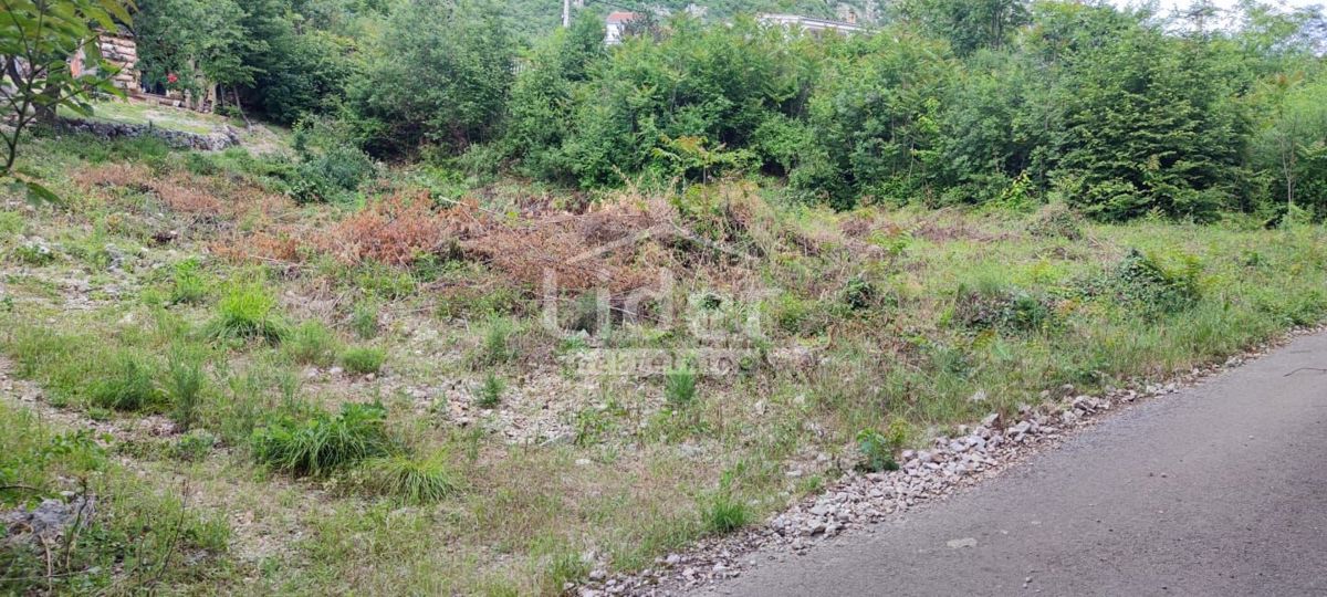 GRIŽANE Terreno edificabile di 680 m2 circondato dalla natura