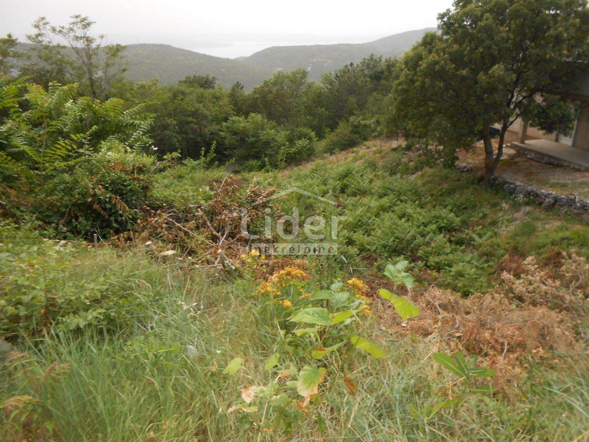 GRIŽANE Terreno edificabile di 680 m2 circondato dalla natura