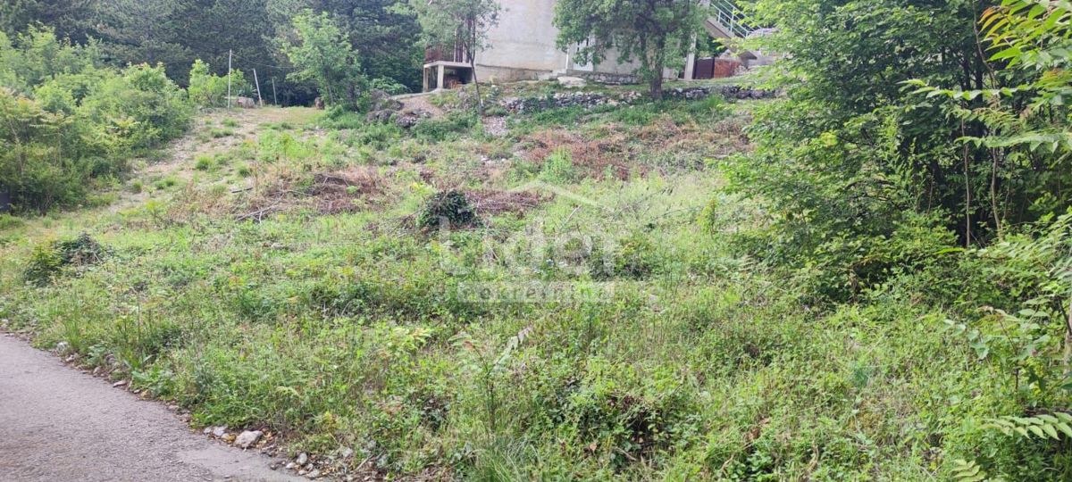 GRIŽANE Terreno edificabile di 680 m2 circondato dalla natura