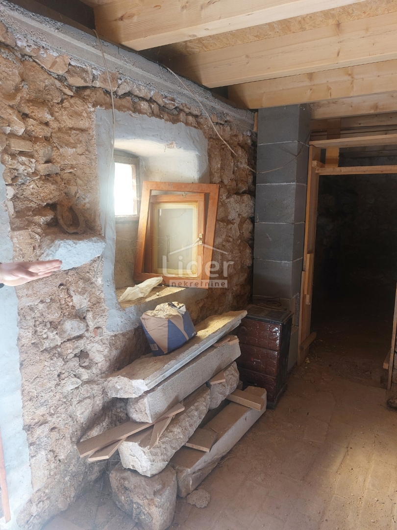 GRIŽANE Piccola casa a schiera, piscina, ambiente tranquillo