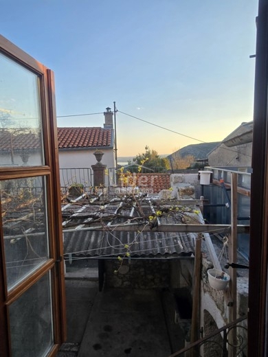 GRIŽANE Piccola casa a schiera, piscina, ambiente tranquillo