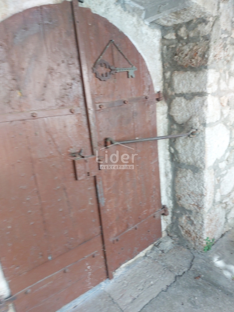 GRIŽANE Piccola casa a schiera, piscina, ambiente tranquillo