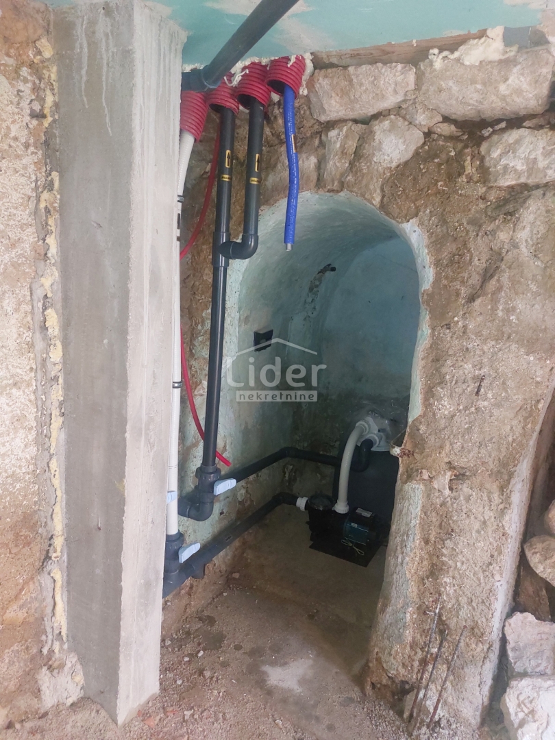 GRIŽANE Piccola casa a schiera, piscina, ambiente tranquillo